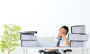 言いたいこともぐっと飲みこんで……。我慢の結果うつ状態に