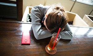 抑うつとは？ 抑うつ状態とうつ病の違いや症状・治療方法を解説