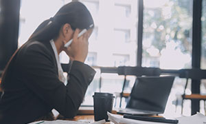 うつ病と仕事の両立は可能？ 症状の目安と克服方法を例で解説