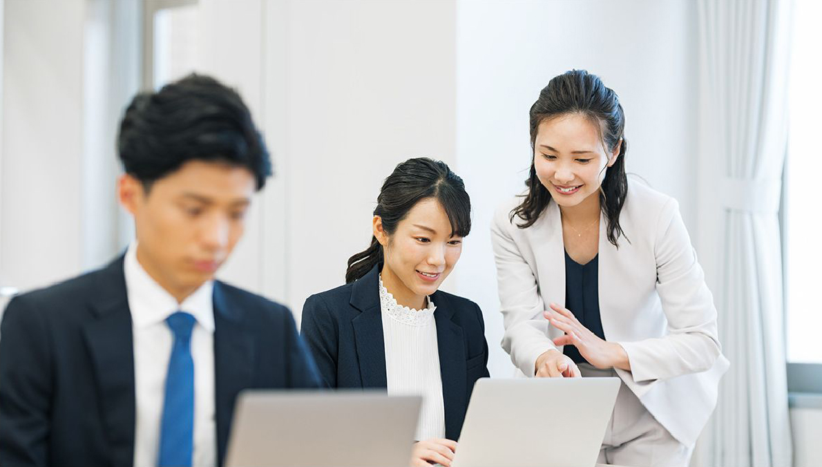 就労移行支援の利用者がスタッフと面談するイメージ