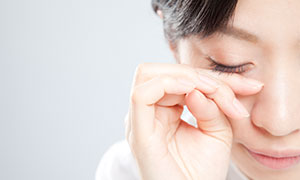 少し言われただけで泣くのは病気？ 考えられる疾患とは